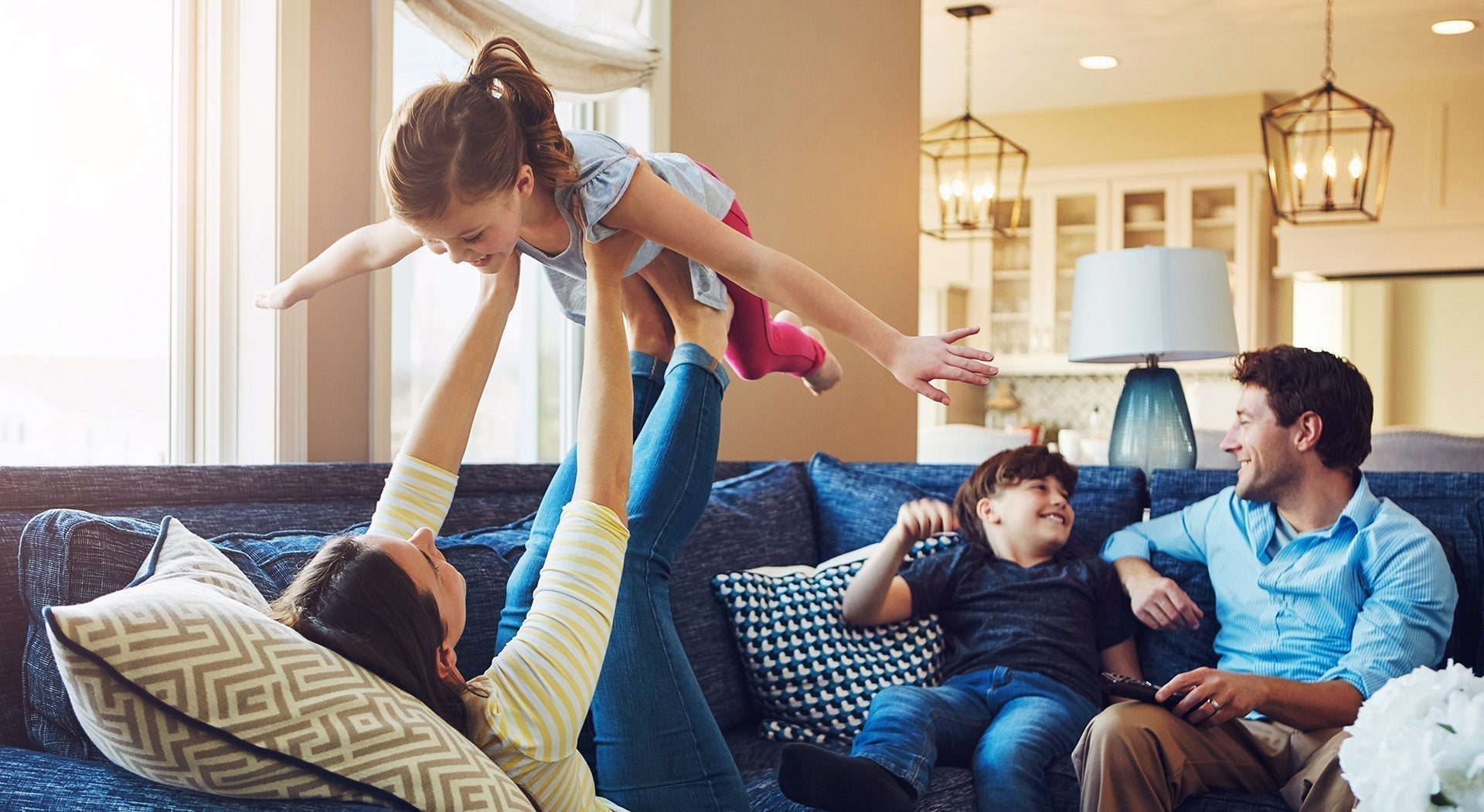 Divano in tessuto impeccabile: pulizia e protezione senza stress