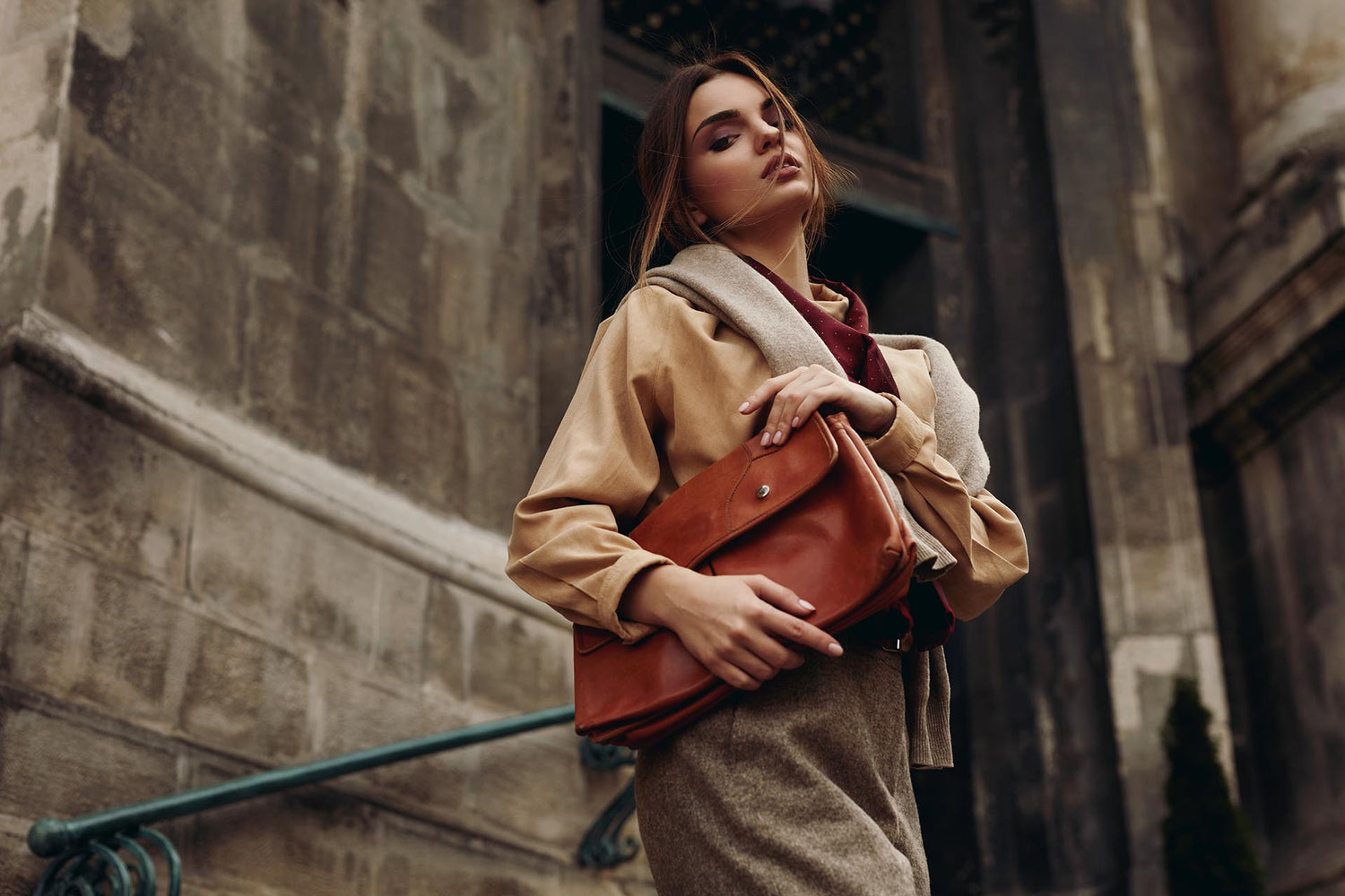 modella con una borsa in pelle