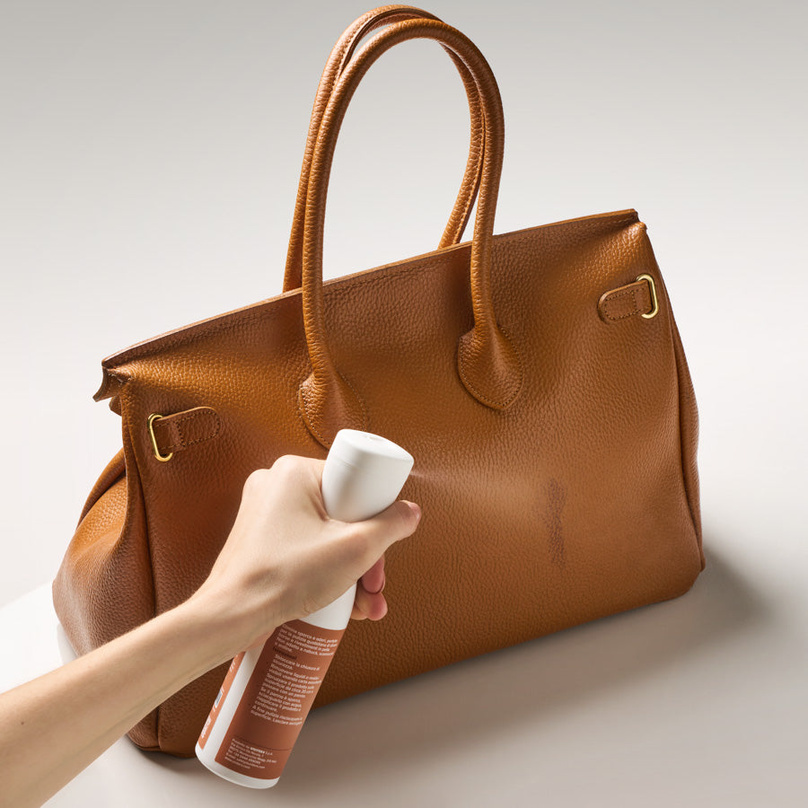 Utilizzo del prodotto Uniters "Pulisci! Pelle" su borsa.