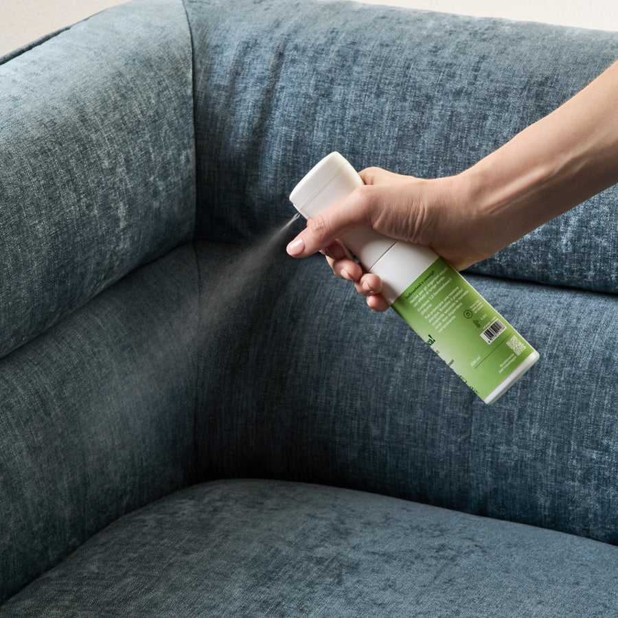 Utilizzo del prodotto spray Uniters "Deofresca! Pelle e Tessuto" per Arredamento, Abbigliamento, Accessori  e Interni Auto