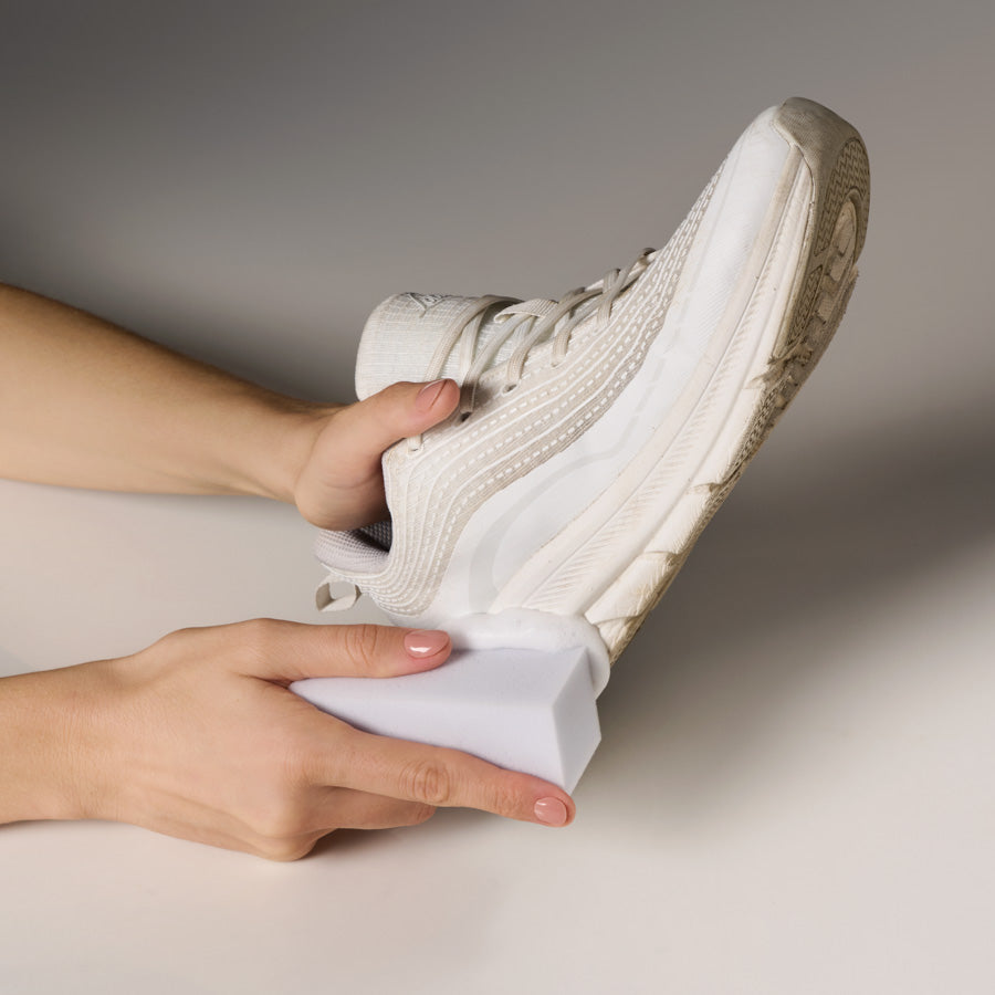 Utilizzo del prodotto Uniters "Pulisci! Sneakers" con spugna su una scarpa