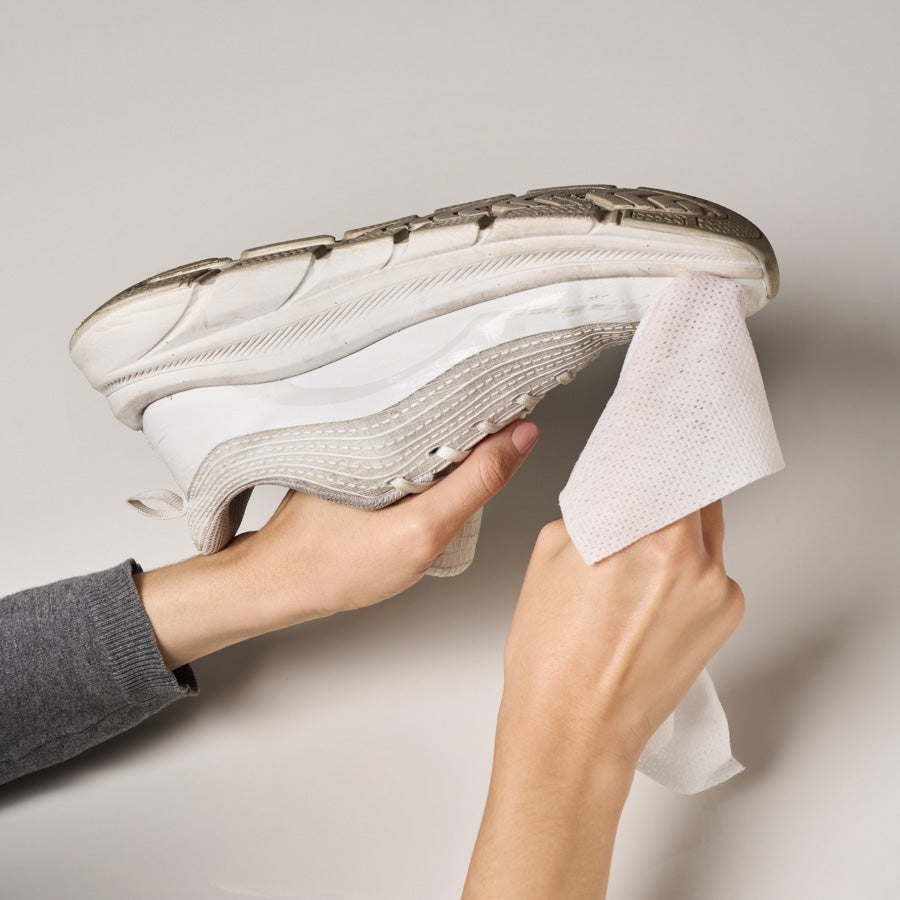 Utilizzo del prodotto Uniters "Pulisci! Sneakers - Maxi Wipe" con salvietta su una scarpa
