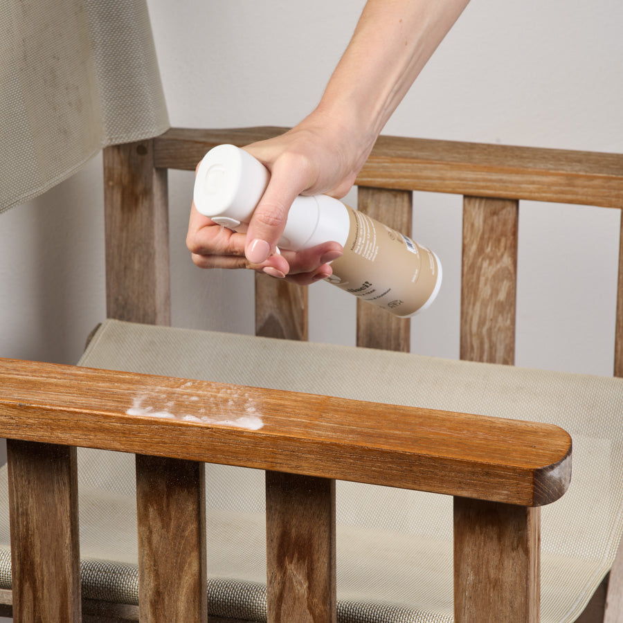 Utilizzo del prodotto spray Uniters "Pulisci! Legno & Teak" su braccioli in legno