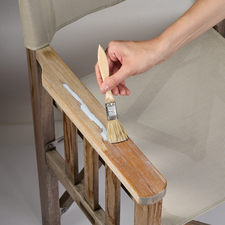 Utilizzo del prodotto Uniters "Proteggi! Teak - Outdoor" distribuzione del prodotto sul bracciolo della sedia con pennello
