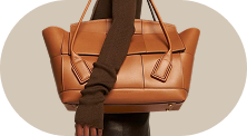 frame con borsa in pelle tenuta da una modella