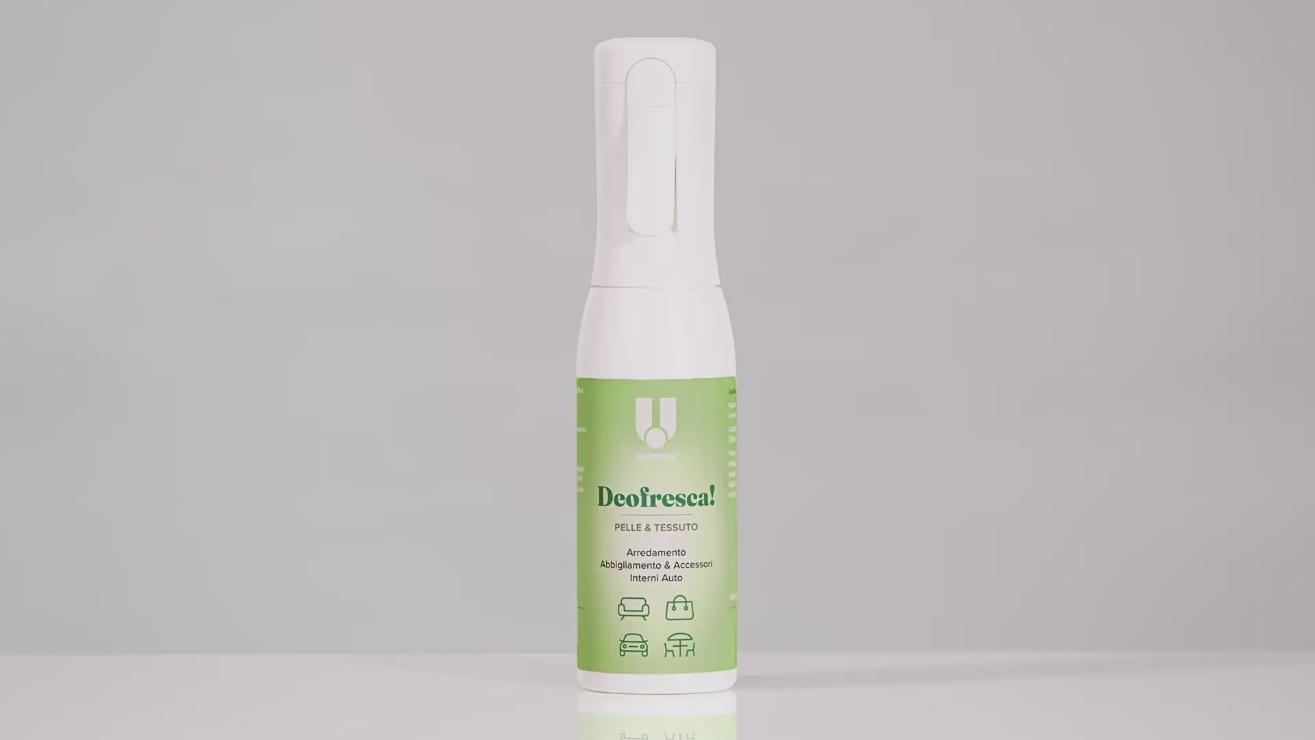 Carica video: Video tutorial del deodorante spray "Deofresca! Pelle &amp; Tessuto" di Uniters per arredamento, abbigliamento, accessori e interni auto. Mostra come sbloccare l'erogatore e vaporizzare il prodotto per eliminare i cattivi odori.