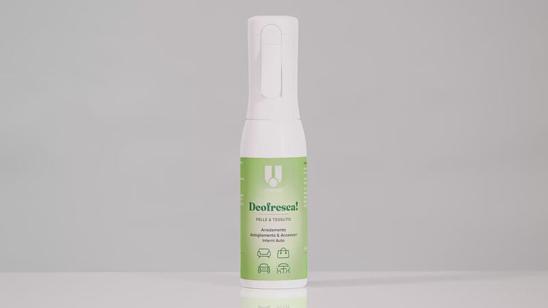 Video tutorial del deodorante spray "Deofresca! Pelle & Tessuto" di Uniters per arredamento, abbigliamento, accessori e interni auto. Mostra come sbloccare l'erogatore e vaporizzare il prodotto per eliminare i cattivi odori.