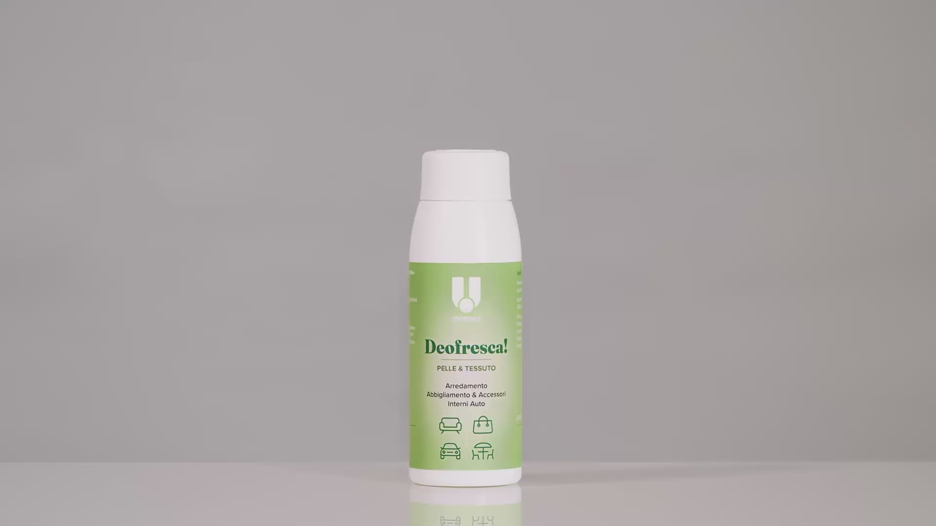 Carica video: Video tutorial della ricarica dello spray deodorante "Deofresca! Pelle &amp; Tessuto" di Uniters. Mostra come sostituire il tappo del flacone per ricaricare il prodotto ideale per eliminare i cattivi odori da arredamento, abbigliamento, accessori e interni auto.