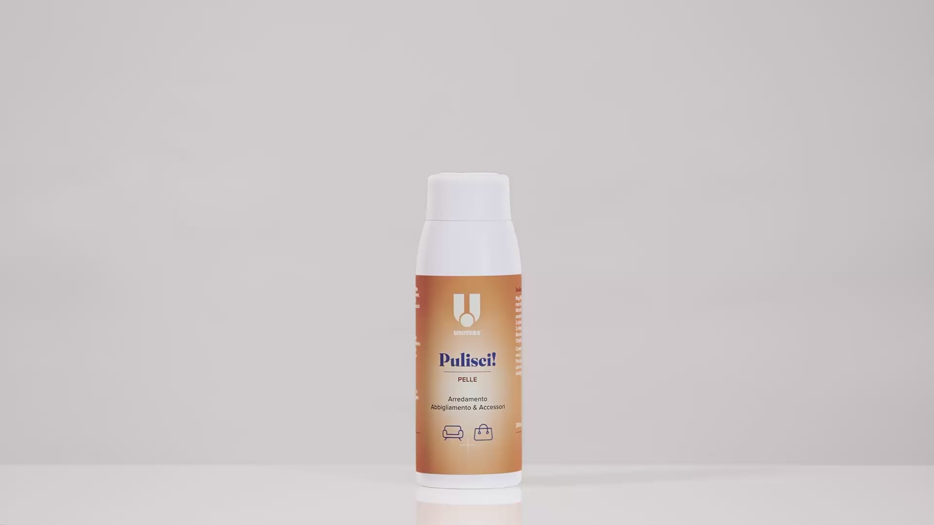 Carica video: Video tutorial della ricarica dello spray "Proteggi! Pelle" di Uniters. Mostra come svitare il tappo dal flacone e inserire l'erogatore spray a grilletto per proteggere e idratare borse e divani in pelle.