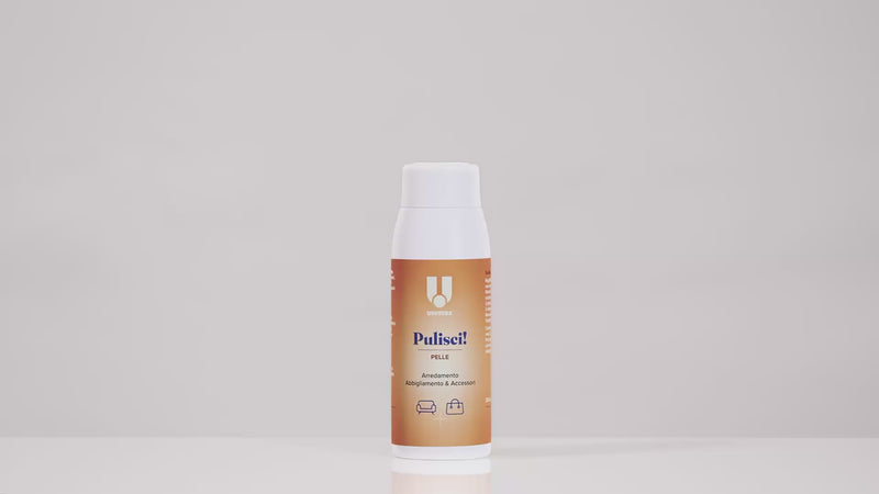 Video tutorial della ricarica dello spray "Proteggi! Pelle" di Uniters. Mostra come svitare il tappo dal flacone e inserire l'erogatore spray a grilletto per proteggere e idratare borse e divani in pelle.