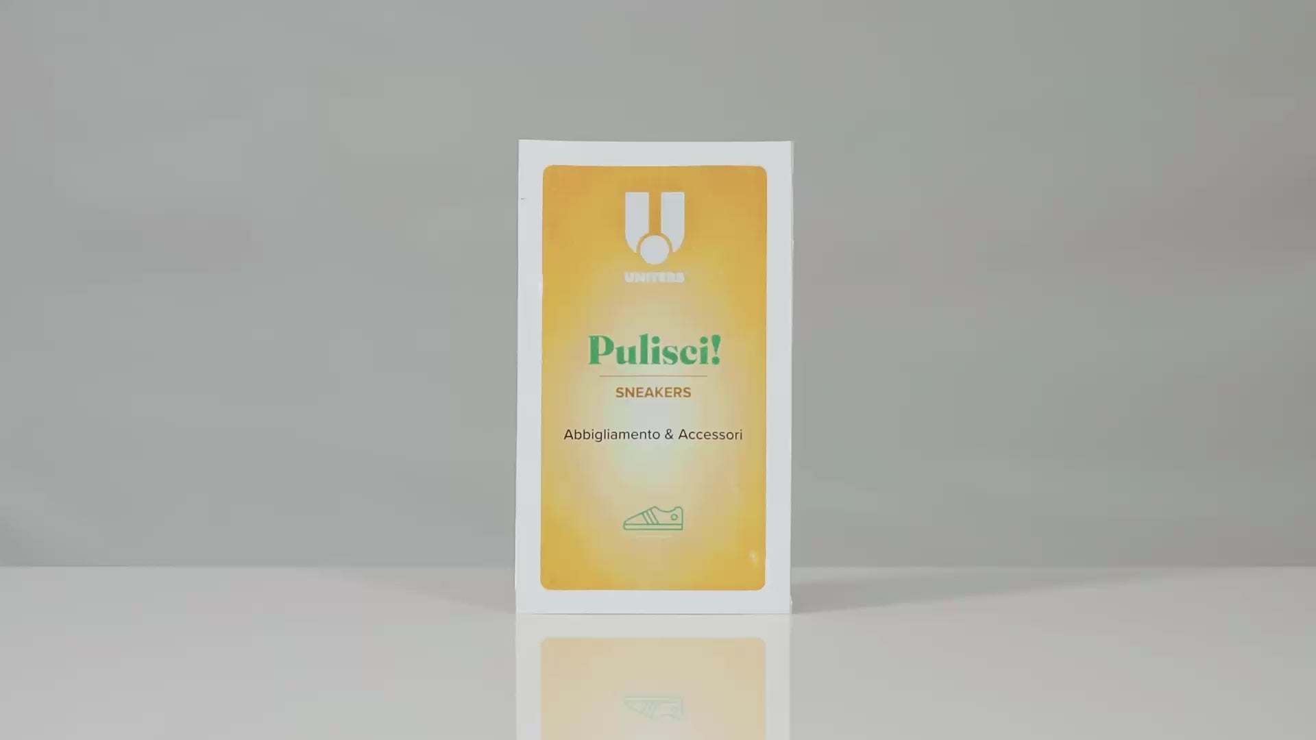 Carica video: Pulizia rapida e istantanea delle scarpe con la salvietta monouso "Pulisci! Sneakers" di Uniters. Soluzione ideale per pulire la gomma e il tessuto delle scarpe ovunque ti trovi.