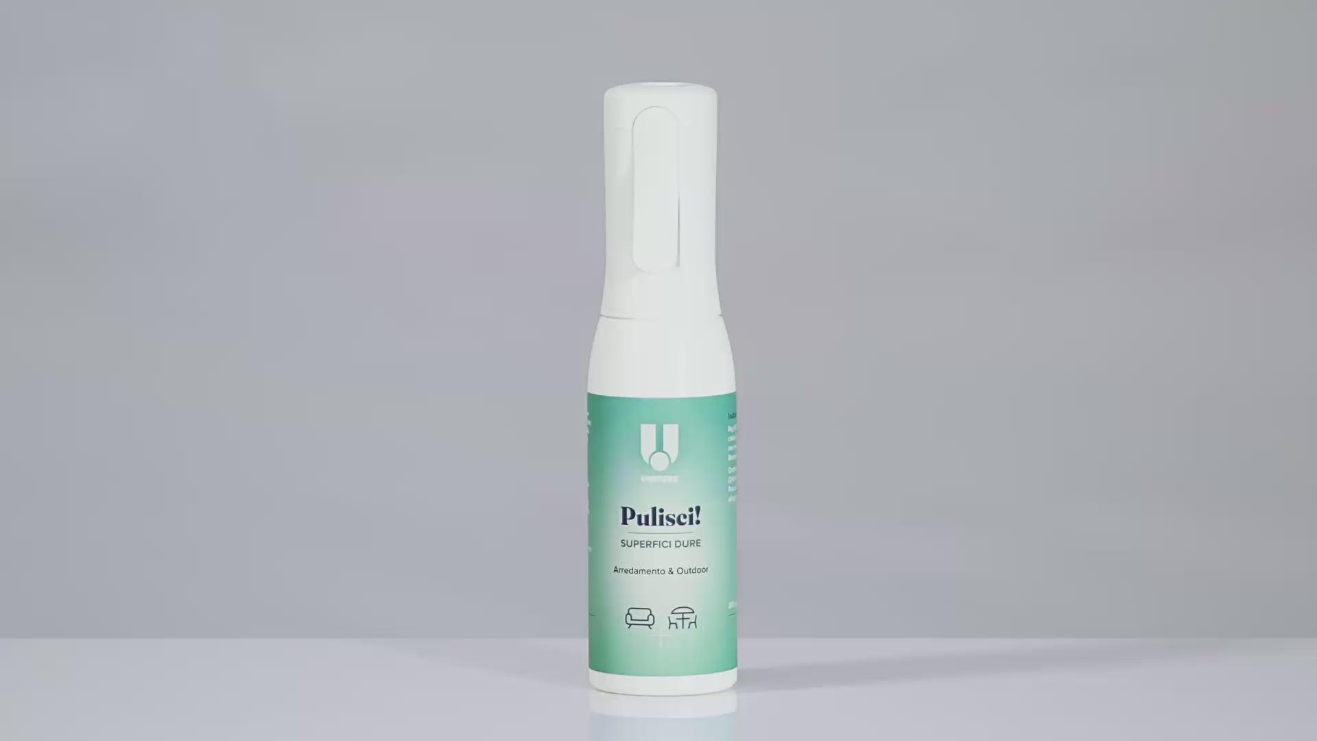 Carica video: Video tutorial del detergente spray "Pulisci! Superfici Dure" di Uniters per arredamento e outdoor. Mostra come sbloccare il tasto di sicurezza dell'erogatore, vaporizzare il prodotto su un tavolo macchiato e pulire con un panno in microfibra.