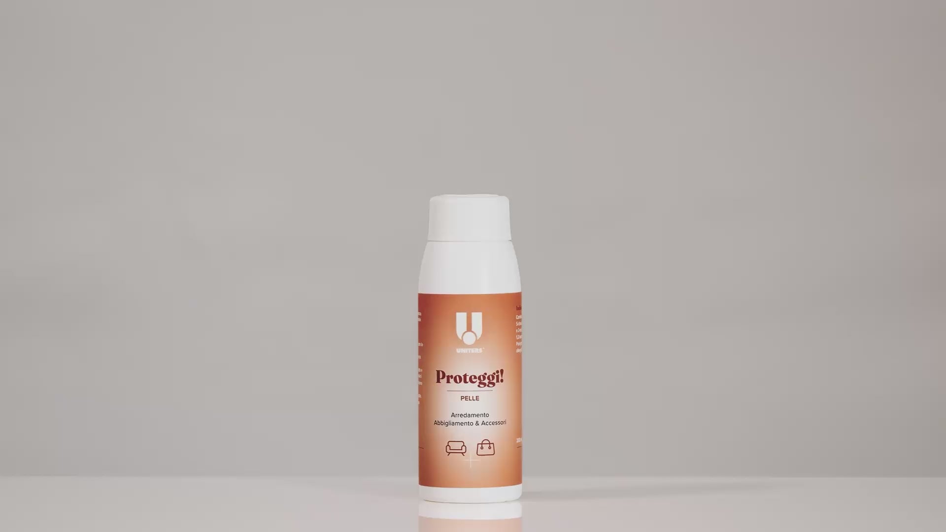 Carica video: Video tutorial della ricarica dello spray "Proteggi! Pelle" di Uniters. Mostra come svitare il tappo del flacone e inserire l'erogatore spray a grilletto per proteggere e idratare arredamento, abbigliamento e accessori.