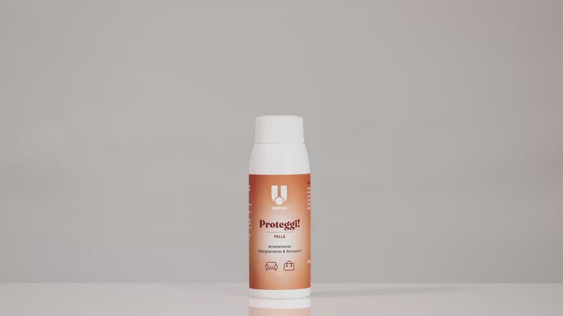 Video tutorial della ricarica dello spray "Proteggi! Pelle" di Uniters. Mostra come svitare il tappo del flacone e inserire l'erogatore spray a grilletto per proteggere e idratare arredamento, abbigliamento e accessori.