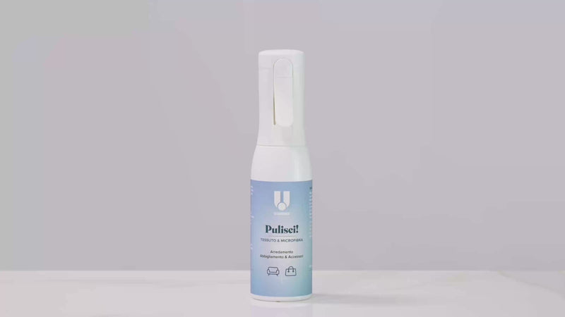 Uniters video tutorial del detergente spray "Pulisci! Tessuto e Microfibra". Mostra come inserire l'erogatore spray sulla ricarica del prodotto per la pulizia di arredamento, abbigliamento e accessori.