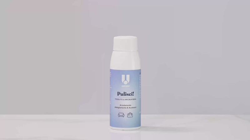 Uniters video tutorial del detergente spray "Pulisci! Tessuto e Microfibra". Mostra come inserire l'erogatore spray sulla ricarica del prodotto per la pulizia di arredamento, abbigliamento e accessori.