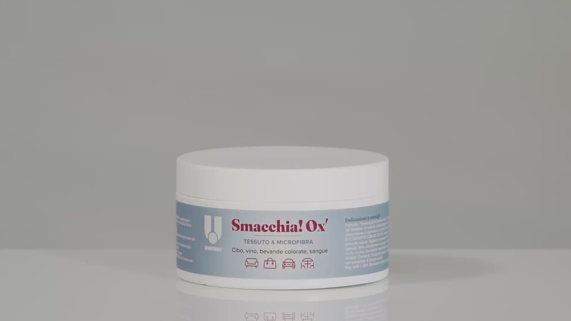 Carica video: Video tutorial dello smacchiatore all'ossigeno attivo "Smacchia! Ox' Tessuto &amp; Microfibra" di Uniters. Mostra l'utilizzo su un divano in microfibra sper rimuovere una macchia con un panno, e ultimando con "Pulisci! Tessuto e Microfibra". Adatta a macchie di cibo, vino, bevande, colorate e sangue.