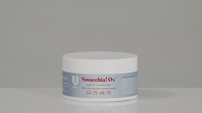 Video tutorial dello smacchiatore all'ossigeno attivo "Smacchia! Ox' Tessuto & Microfibra" di Uniters. Mostra l'utilizzo su un divano in microfibra sper rimuovere una macchia con un panno, e ultimando con "Pulisci! Tessuto e Microfibra". Adatta a macchie di cibo, vino, bevande, colorate e sangue.